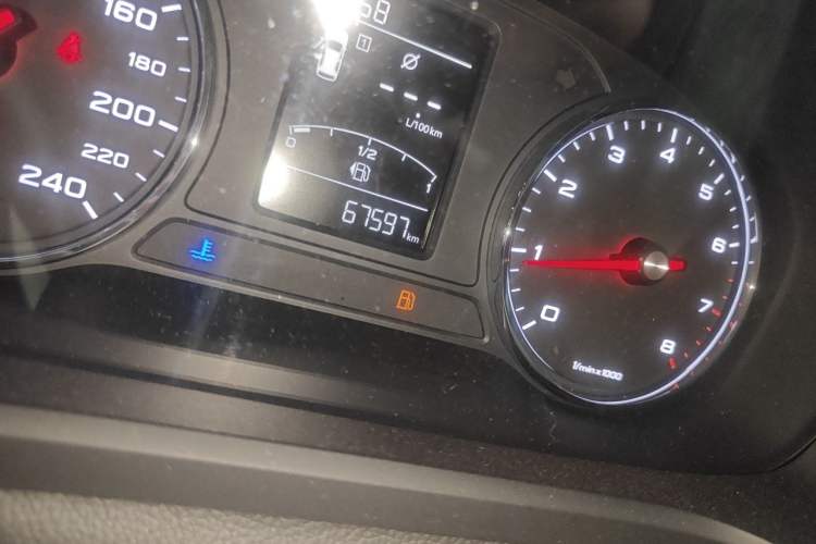 Used Roewe RX5 2016 20T Two-Wheel Drive Manual Flagship Edition Odometer Close Up