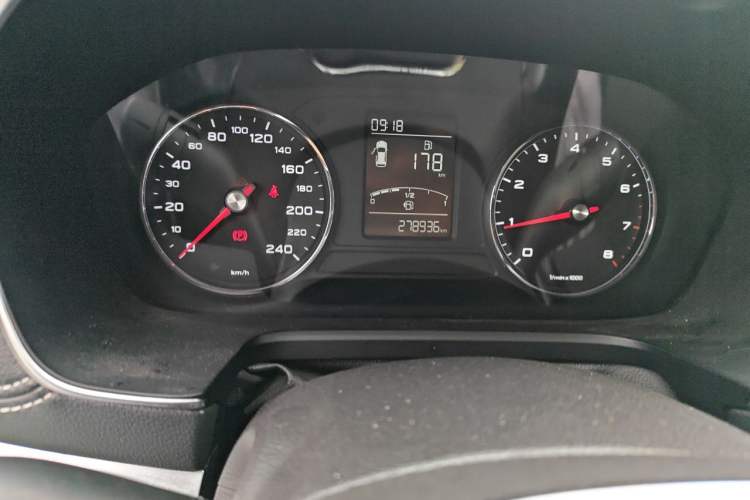 Used Roewe RX5 2016 20T Two-Wheel Drive Manual Flagship Edition Odometer Close Up
