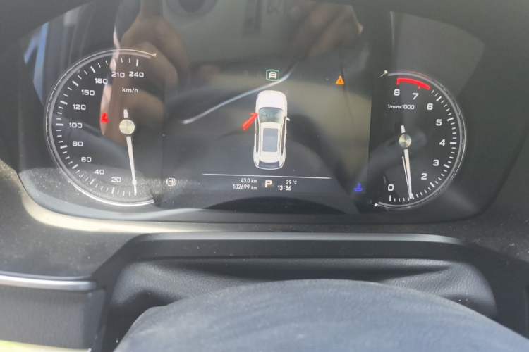 Used Roewe RX5 2016 30T Two-Wheel Drive Automatic Internet Smart Edition Odometer Close Up