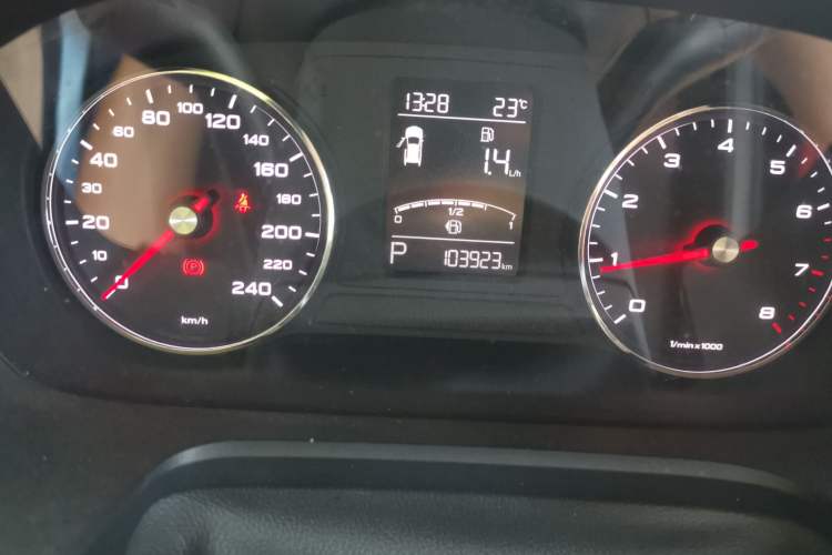 Used Roewe RX5 2016 20T Two-Wheel Drive Automatic Internet Smart Edition Odometer Close Up