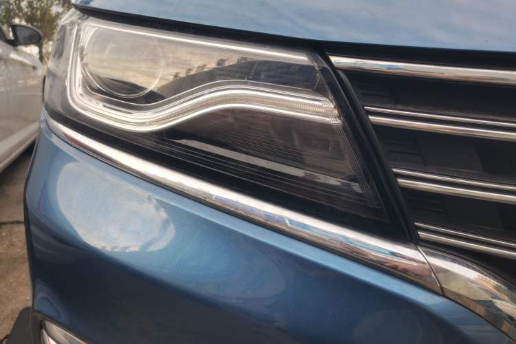 Used Roewe RX5 2016 20T Two-Wheel Drive Automatic Internet Smart Edition Right Front Headlight