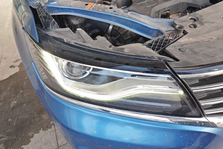 Used Roewe RX5 2016 20T Two-Wheel Drive Automatic Flagship Edition Right Front Headlight