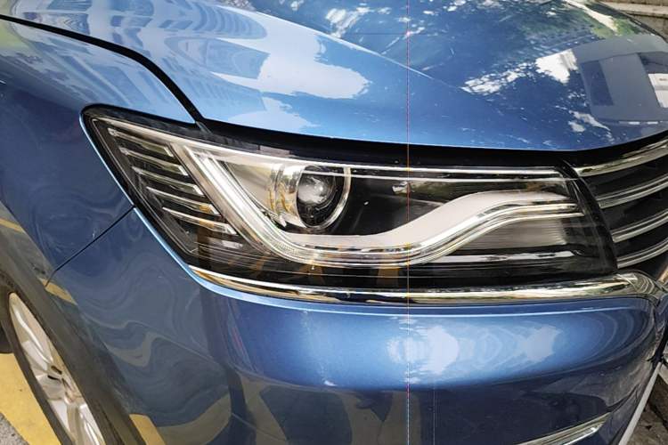 Used Roewe RX5 2016 20T Two-Wheel Drive Automatic Flagship Edition Right Front Headlight