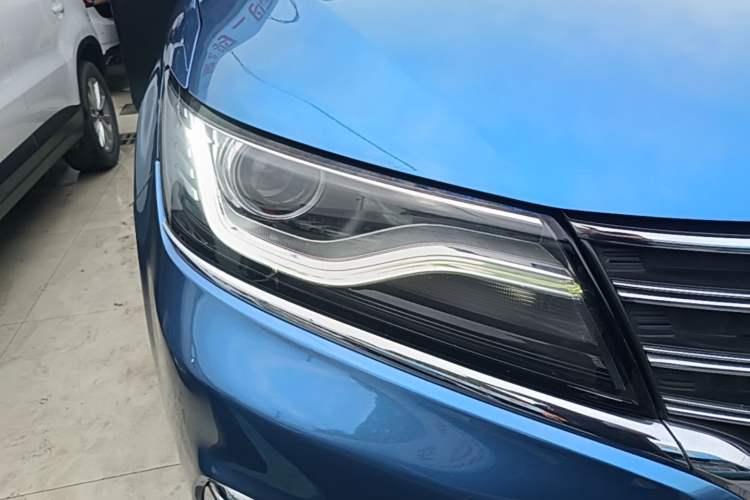 Used Roewe RX5 2016 20T Two-Wheel Drive Automatic Internet Smart Edition Right Front Headlight