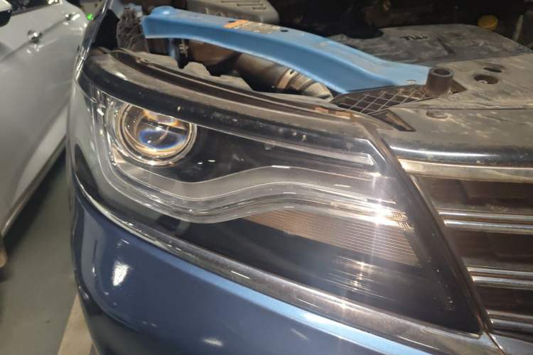 Used Roewe RX5 2016 20T Two-Wheel Drive Manual Flagship Edition Right Front Headlight