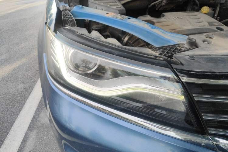 Used Roewe RX5 2016 20T Two-Wheel Drive Automatic Internet Smart Edition Right Front Headlight