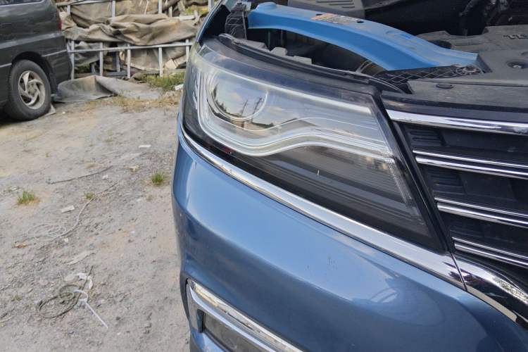 Used Roewe RX5 2016 20T Two-Wheel Drive Automatic Internet Smart Edition Right Front Headlight