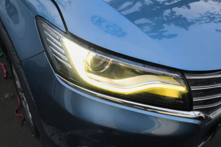 Used Roewe RX5 2016 20T Two-Wheel Drive Manual Flagship Edition Right Front Headlight