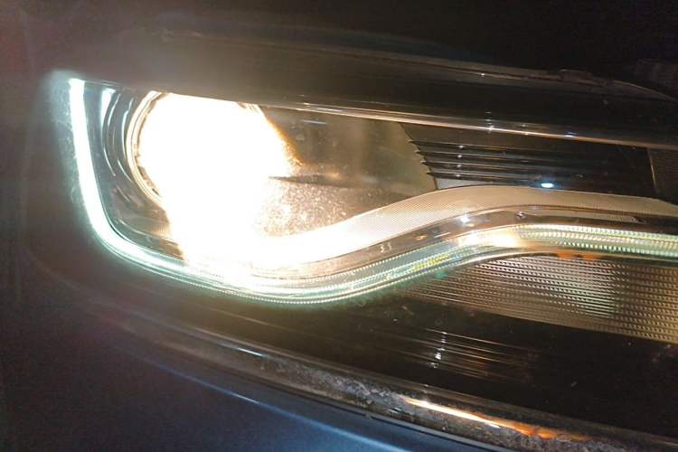 Used Roewe RX5 2016 20T Two-Wheel Drive Automatic Internet Smart Edition Right Front Headlight