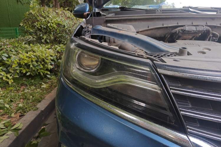Used Roewe RX5 2016 20T Two-Wheel Drive Manual Flagship Edition Right Front Headlight