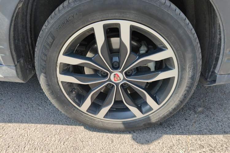 Used Roewe RX5 2016 20T Two-Wheel Drive Automatic Internet Smart Edition Right Front Wheel Hub