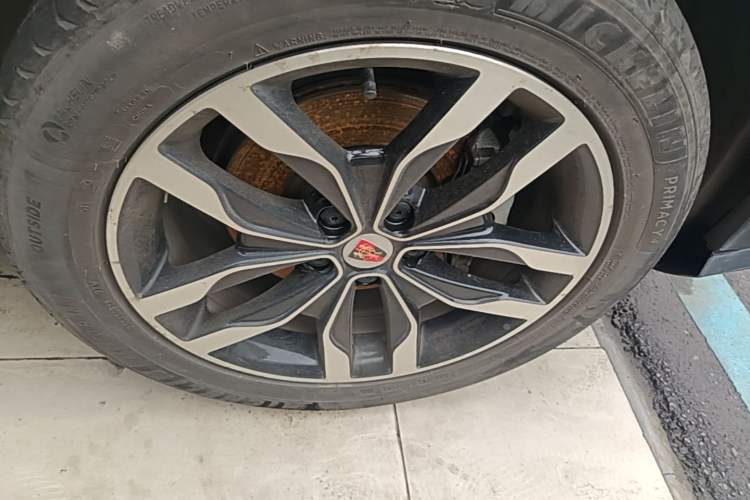Used Roewe RX5 2016 20T Two-Wheel Drive Automatic Internet Smart Edition Right Front Wheel Hub