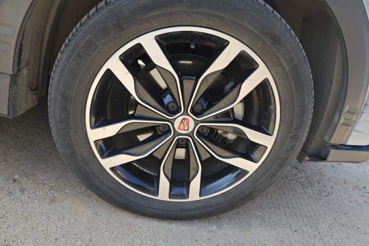 Used Roewe RX5 2016 20T Two-Wheel Drive Automatic Internet Smart Edition Right Front Wheel Hub