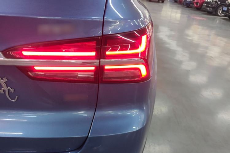 Used Roewe RX5 2016 20T Two-Wheel Drive Automatic Internet Smart Edition Right Rear Taillight