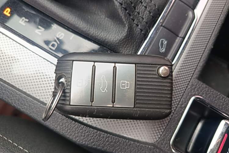 Used Roewe RX5 2016 20T Two-Wheel Drive Automatic Internet Smart Edition Vehicle Key