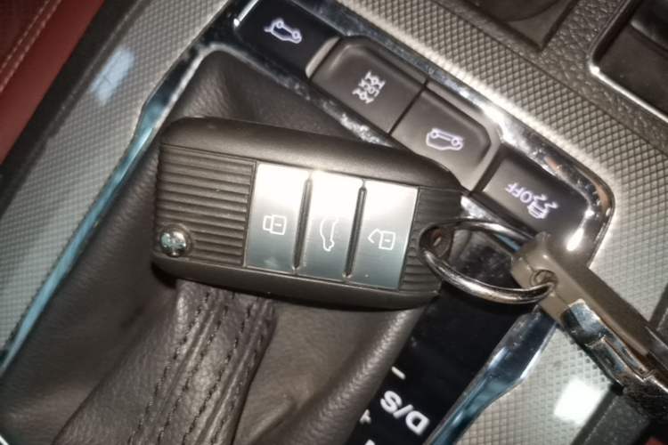Used Roewe RX5 2016 30T Four-Wheel Drive Automatic Internet Smart Luxury Edition Vehicle Key