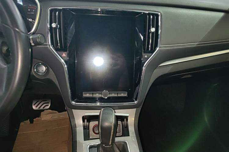 Used Roewe RX5 2016 30T Two-Wheel Drive Automatic Internet Smart Edition Audio And AC Panel