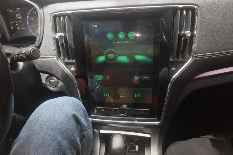 Used Roewe RX5 2016 20T Two-Wheel Drive Automatic Internet Smart Edition Audio And AC Panel