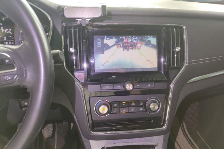 Used Roewe RX5 2016 Revised Version 20T Two-Wheel Drive Manual Transmission Luxury Edition Audio And AC Panel