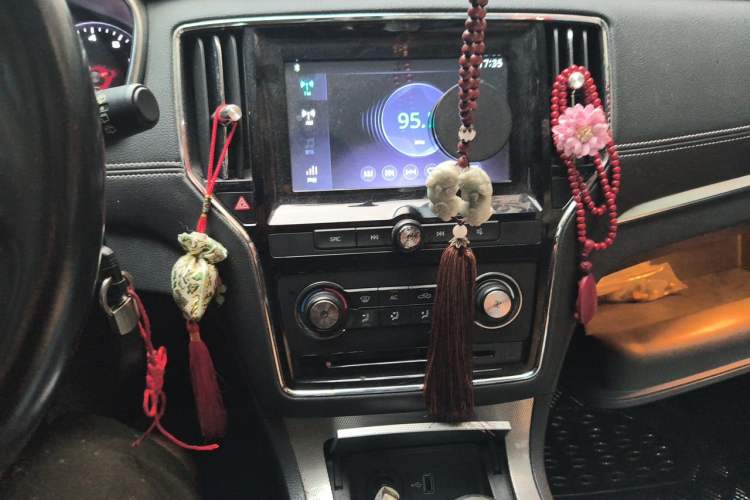 Used Roewe RX5 2016 20T Two-Wheel Drive Manual Flagship Edition Audio And AC Panel