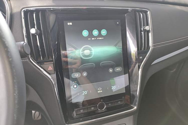 Used Roewe RX5 2016 20T Two-Wheel Drive Automatic Internet Smart Edition Audio And AC Panel