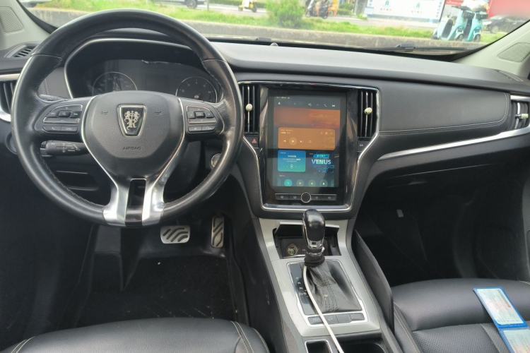 Used Roewe RX5 2016 20T Two-Wheel Drive Automatic Internet Smart Edition Center Console