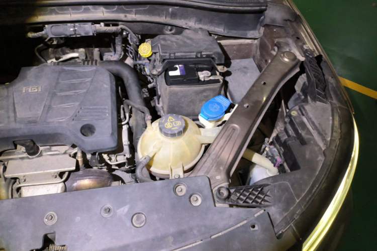 Used Roewe RX5 2016 20T Two-Wheel Drive Manual Flagship Edition Engine Bay Left