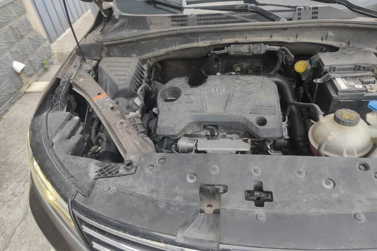 Used Roewe RX5 2016 20T Two-Wheel Drive Automatic Flagship Edition Engine Bay Right