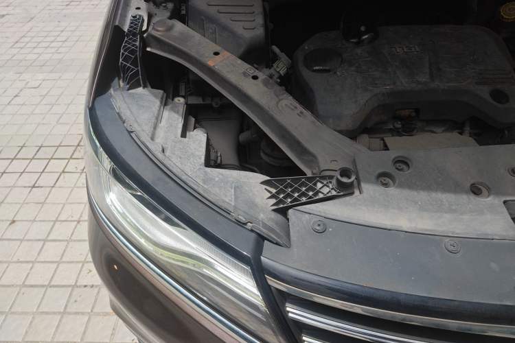 Used Roewe RX5 2016 20T Two-Wheel Drive Automatic Internet Smart Edition Engine Bay Right