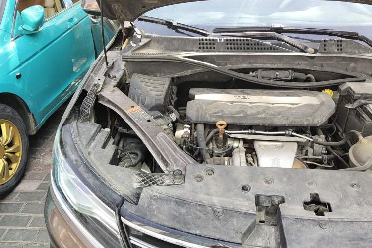 Used Roewe RX5 2016 30T Two-Wheel Drive Automatic Internet Smart Edition Engine Bay Right