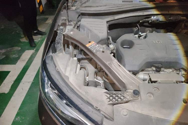 Used Roewe RX5 2016 20T Two-Wheel Drive Automatic Internet Smart Edition Engine Bay Right