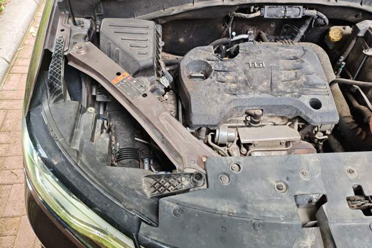 Used Roewe RX5 2016 20T Two-Wheel Drive Automatic Internet Smart Edition Engine Bay Right