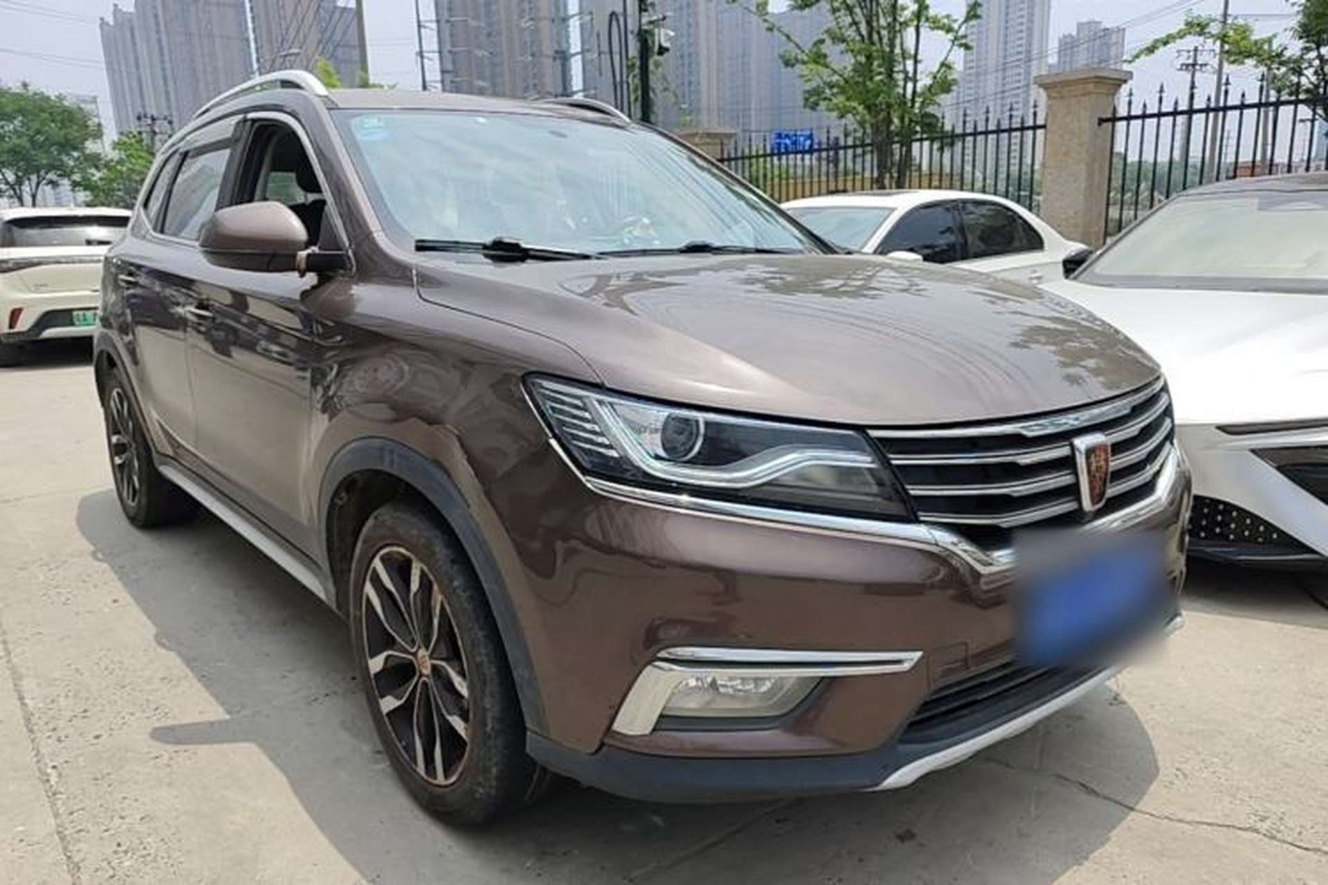 Used Roewe RX5 2016 20T Two-Wheel Drive Manual Transmission Internet Smart Edition Front Right 45 Deg
