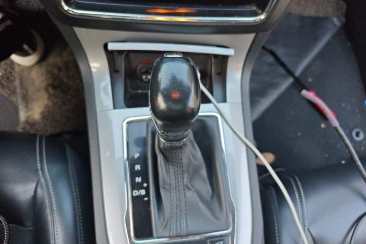 Used Roewe RX5 2016 30T Two-Wheel Drive Automatic Internet Smart Edition Gear Lever