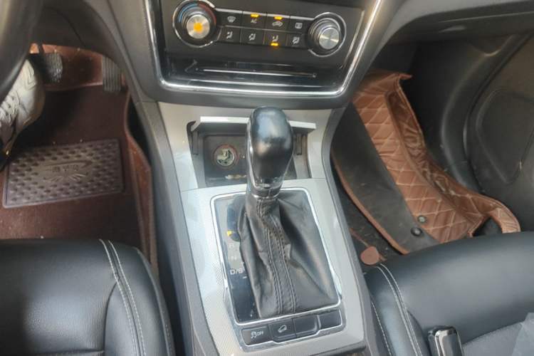 Used Roewe RX5 2016 20T Two-Wheel Drive Automatic Flagship Edition Gear Lever