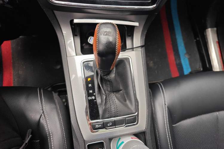 Used Roewe RX5 2016 20T Two-Wheel Drive Automatic Internet Smart Edition Gear Lever
