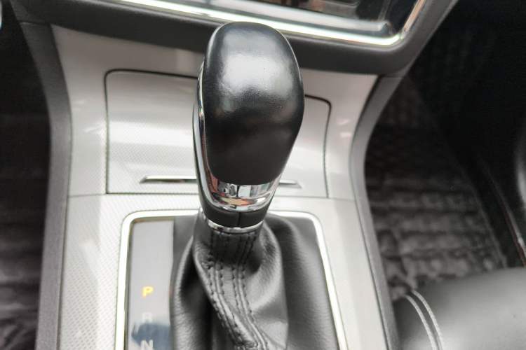 Used Roewe RX5 2016 20T Two-Wheel Drive Automatic Internet Smart Edition Gear Lever