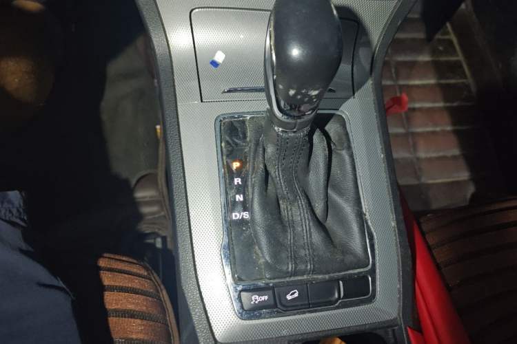 Used Roewe RX5 2016 20T Two-Wheel Drive Automatic Internet Smart Edition Gear Lever
