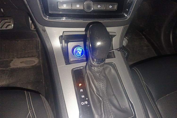 Used Roewe RX5 2016 20T Two-Wheel Drive Automatic Internet Smart Edition Gear Lever