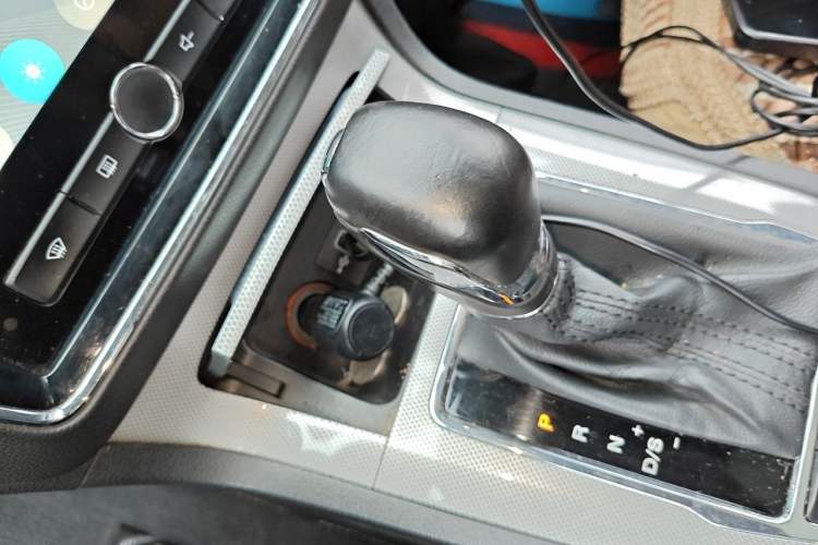 Used Roewe RX5 2016 20T Two-Wheel Drive Automatic Internet Smart Edition Gear Lever
