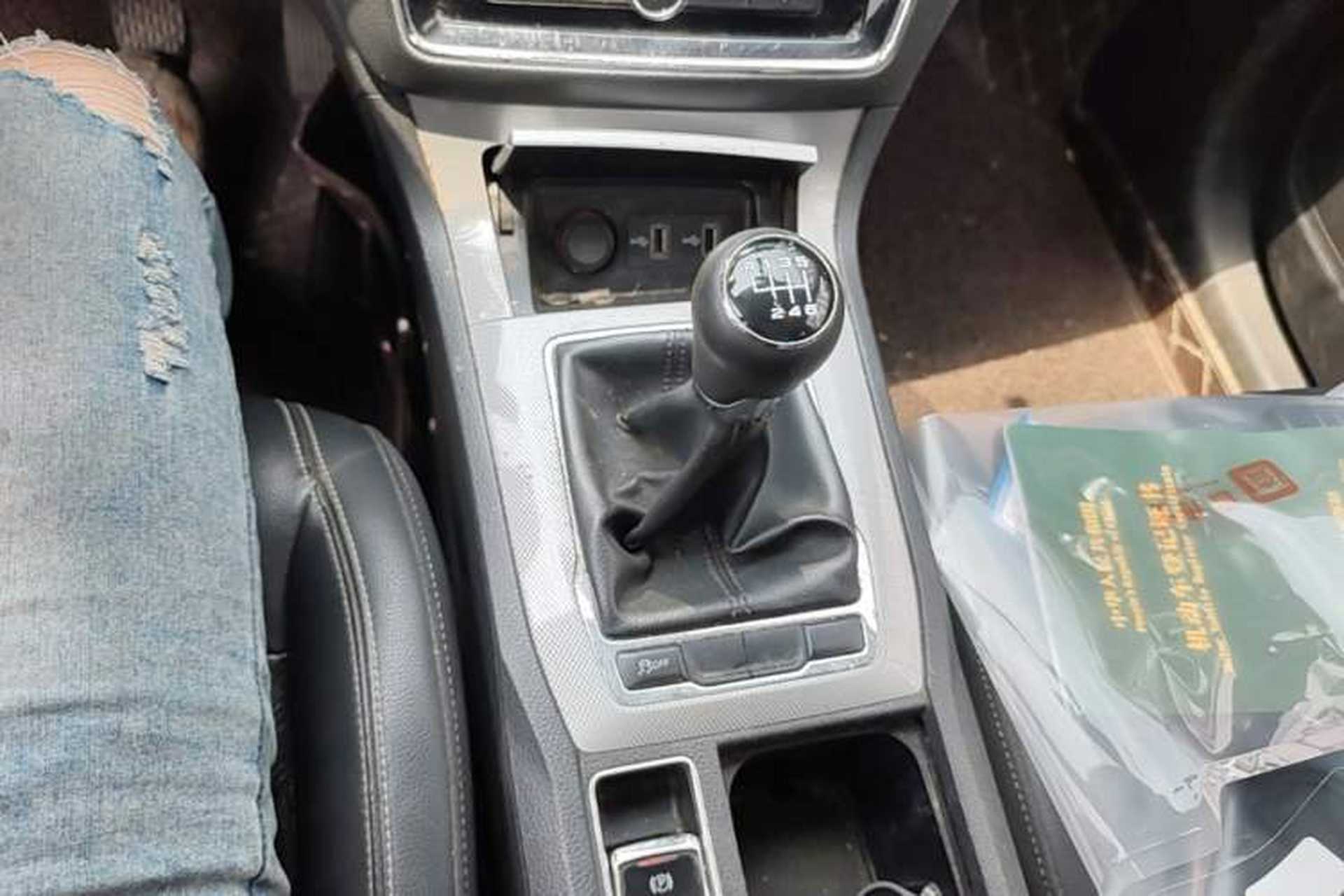 Used Roewe RX5 2016 20T Two-Wheel Drive Manual Transmission Internet Smart Edition Gear Lever