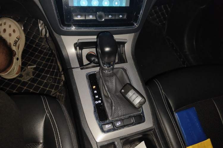 Used Roewe RX5 2016 20T Two-Wheel Drive Automatic Internet Smart Edition Gear Lever