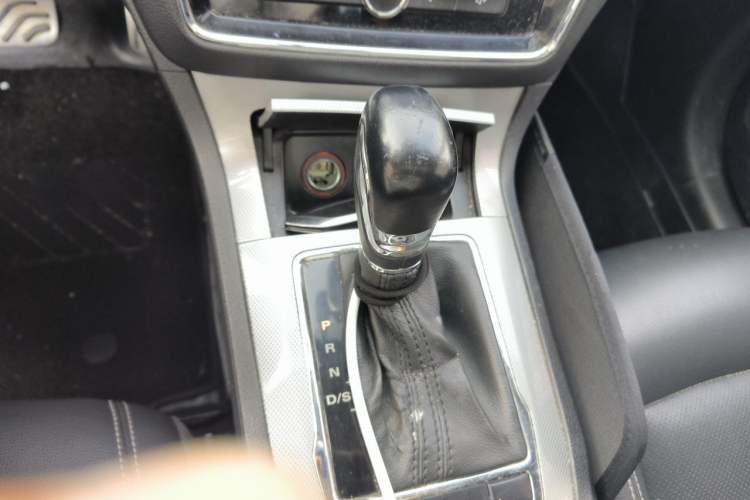 Used Roewe RX5 2016 20T Two-Wheel Drive Automatic Internet Smart Edition Gear Lever