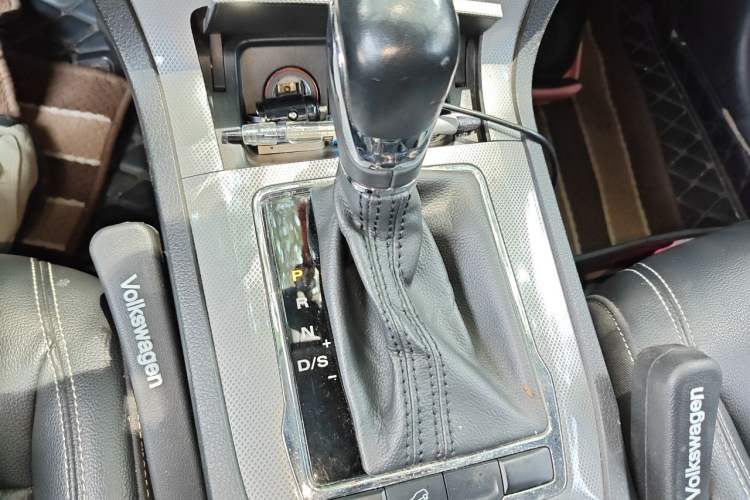 Used Roewe RX5 2016 20T Two-Wheel Drive Automatic Internet Smart Edition Gear Lever