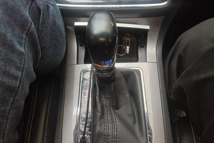 Used Roewe RX5 2016 20T Two-Wheel Drive Automatic Internet Smart Edition Gear Lever