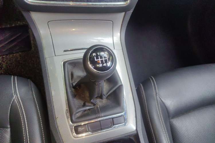 Used Roewe RX5 2016 20T Two-Wheel Drive Manual Transmission Internet Smart Edition Gear Lever