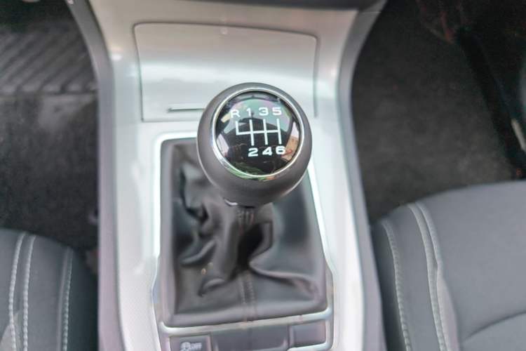 Used Roewe RX5 2016 Revised Version 20T Two-Wheel Drive Manual Transmission Luxury Edition Gear Lever