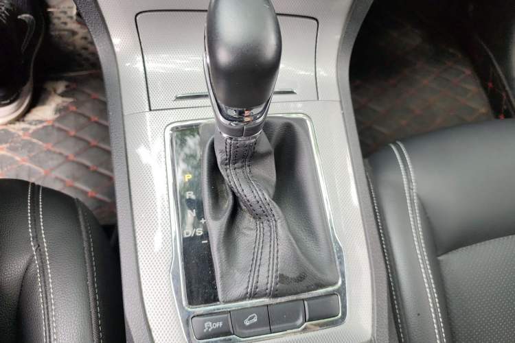 Used Roewe RX5 2016 20T Two-Wheel Drive Automatic Internet Smart Edition Gear Lever