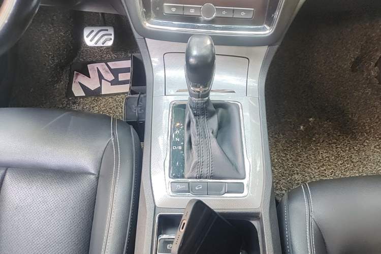 Used Roewe RX5 2016 20T Two-Wheel Drive Automatic Internet Smart Edition Gear Lever