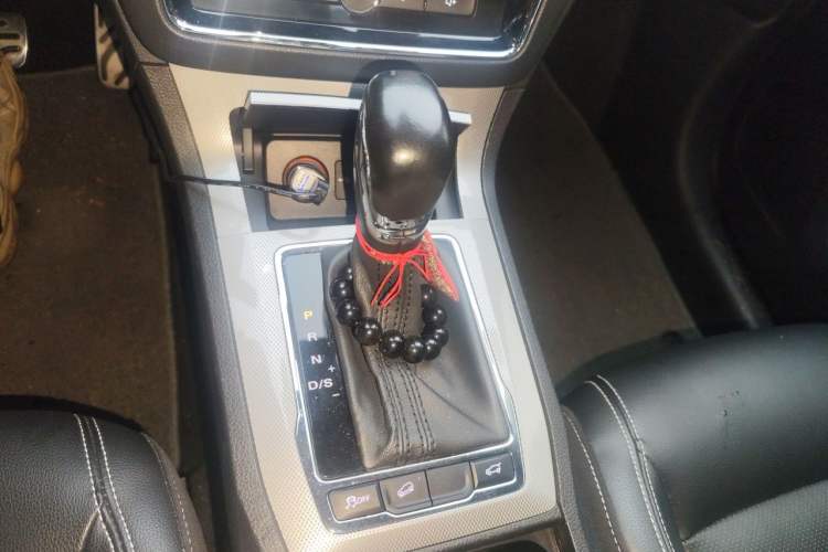 Used Roewe RX5 2016 30T Two-Wheel Drive Automatic Internet Smart Edition Gear Lever